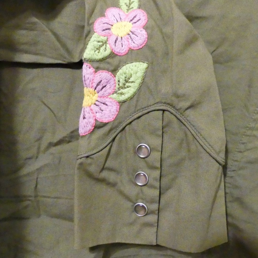 Embroidered V-Neck "Button down" - Picture 3 of 5